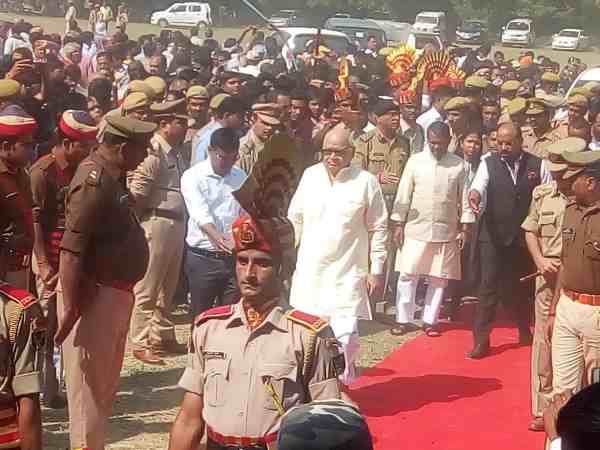 यूपी: कश्मीर में शहीद हुए जवान का शव पहुंचा गांव, मातम के बीच हुआ अंतिम संस्कार, भावुक करने वाली तस्वीरें