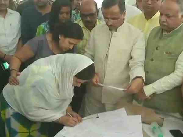 यूपी: विवेक तिवारी की पत्नी कल्पना तिवारी ने ज्वॉइन की नौकरी, शुरू किया कामकाज