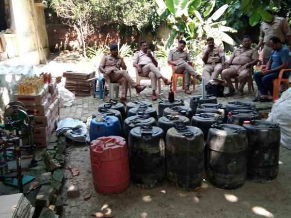 Police arrest illegal liquor factory in Varanasi Police arrest illegal liquor factory in Varanasi