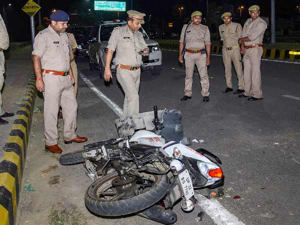 'हमारी गाड़ी से नहीं लगी किसी पुलिसवाले को चोट'