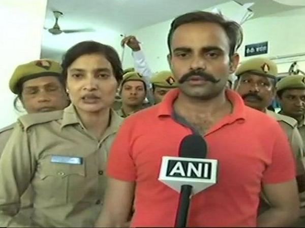 5 हजार देकर सिपाहियों के चंगुल से छूटे 5 हजार देकर सिपाहियों के चंगुल से छूटे