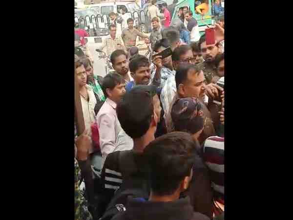 खींचतान में दारोगा की वर्दी फट गई