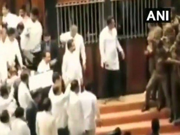 राजपक्षे के खिलाफ दो बार अविश्वास प्रस्ताव