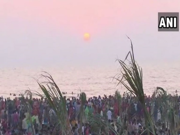 पानी में खड़े होकर यह अर्घ्य दिया जाता है