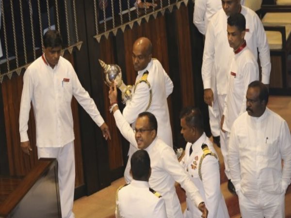 संसद में चाकू लहराया