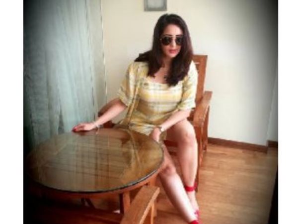 को-स्‍टार्स से गले मिलने और हाथ मिलाने पर भी आपत्ति, वेश्‍यावृत्ति में शामिल होने के आरोप लगाए