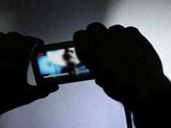 धोखे से खींच लीं आपत्तिजनक तस्‍वीरें 