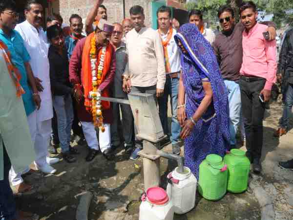 bjp candidate helping women for getting their votes in elections