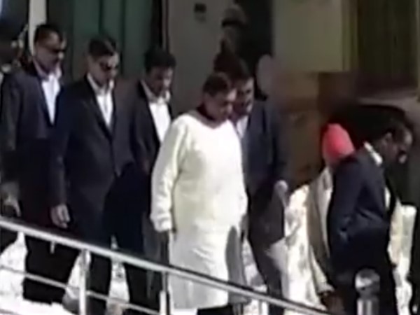 केदारनाथ-बद्रीनाथ धाम पहुंचे मुकेश अंबानी केदारनाथ-बद्रीनाथ धाम पहुंचे मुकेश अंबानी