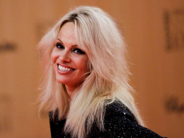 पामेला एंडरसन को बोरिंग लगता है फेमिनिज्म