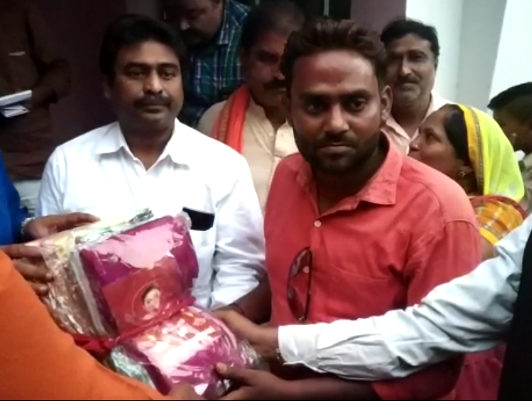 on deepawali occassion smriti irani sends 10 thousand sarees to amethi on deepawali occassion smriti irani sends 10 thousand sarees to amethi