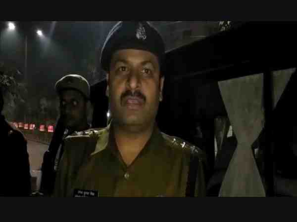 some rich people of lucknow fight on road with guns
