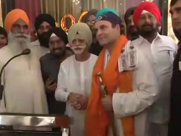 गुरुद्वारे पहुंचकर कांग्रेस अध्यक्ष ने मत्था टेका गुरुद्वारे पहुंचकर कांग्रेस अध्यक्ष ने मत्था टेका