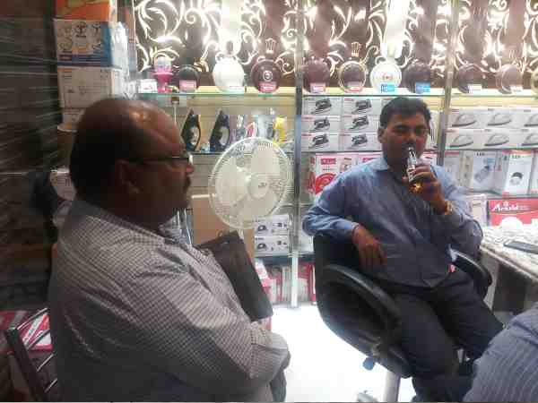 ruckus at agra when Sales tax officers accused traders ruckus at agra when Sales tax officers accused traders