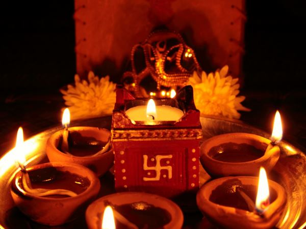 दीपक की रोशनी, मिठाइयों की मिठास दीपक की रोशनी, मिठाइयों की मिठास