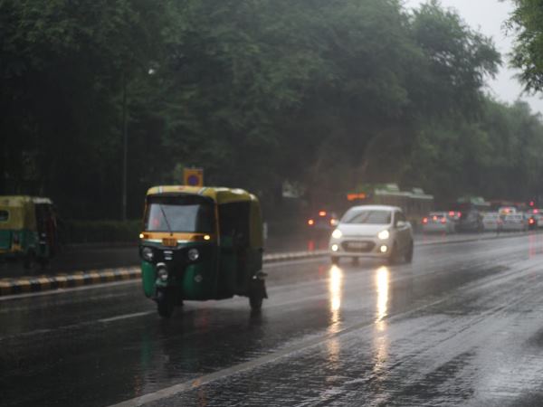 पहाड़ों से बर्फबारी से मैदानी इलाकों में बढ़ी ठंड