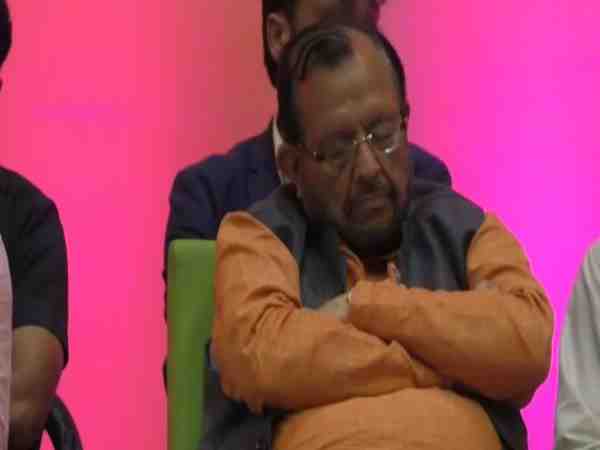 video viral of bjp leader sleeping beside rajnath singh in a program in varanasi video viral of bjp leader sleeping beside rajnath singh in a program in varanasi