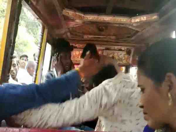 mob brutally beat person for chain snatching in kannauj