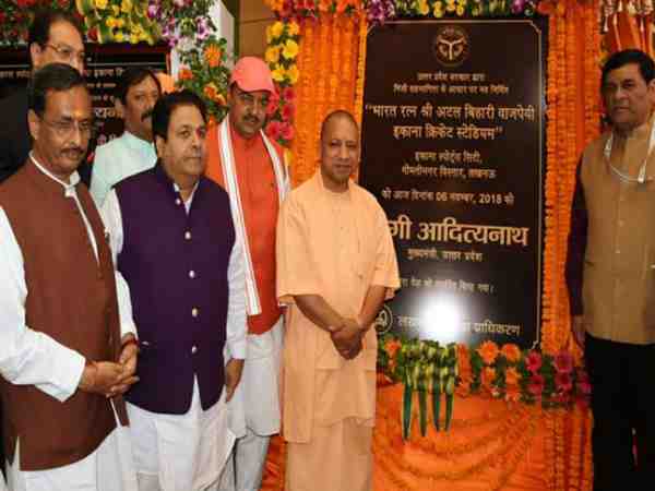 पिच के दोनों तरफ लंबी सूखी घास पिच के दोनों तरफ लंबी सूखी घास