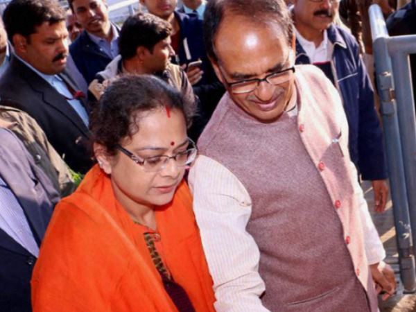 असहज होकर निकल जाती हैं साधना सिंह