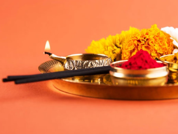 दो रंग का कंबल किसी गरीब को दान करें