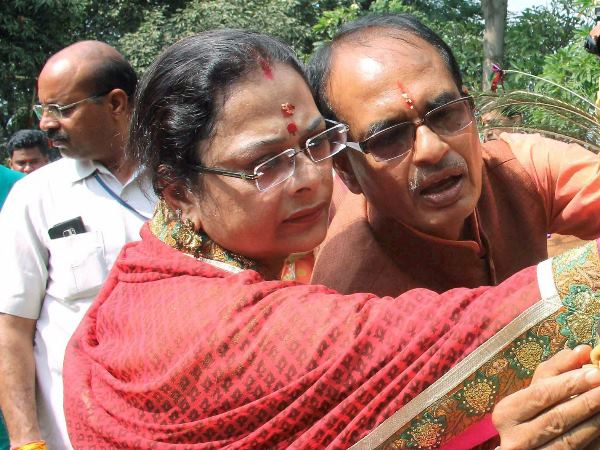 महिला ने मुख्यमंत्री की पत्नी को सुनाई खरी-खोटी