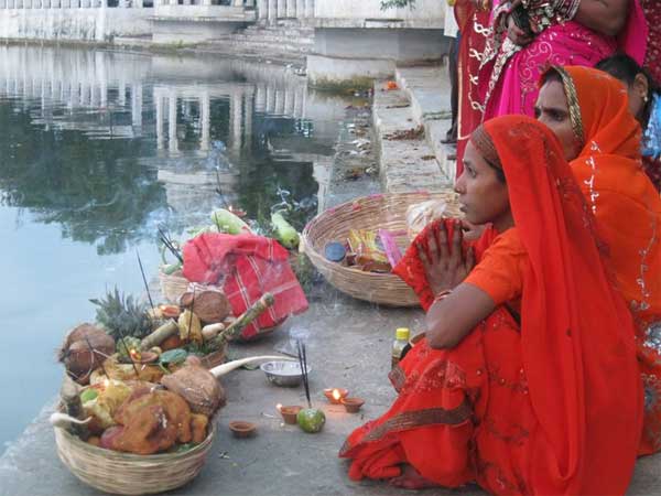सूर्य पुत्र कर्ण ने सूर्य देव की पूजा शुरू की