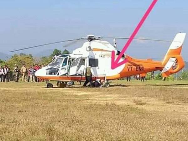 हेलीकॉप्टर से उतरते समय फिसल गया पैर