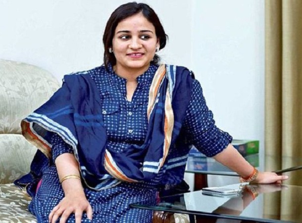 Mulayam Singh Younger daughter in law Aparna Yadav steps against samajwadi party