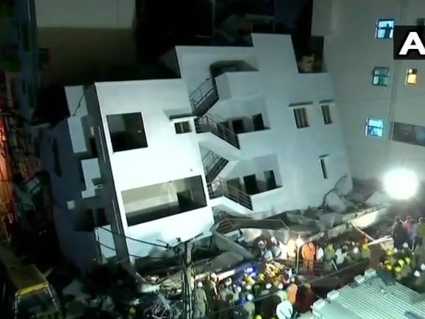 बेंगलुरू। बेंगलुरू के त्यागराजनगर में एक निर्माणाधीन इमारत शनिवार शाम को अचानक गिर गई। हादसे में एक व्यक्ति की मौत हो गई है जबकि एक के घायल होने की खबर है। फायर बिग्रेड, इमरजेंसी सर्विस और पुलिस प्रशासन मौके पर पहुंच गया है और मलबा हटाने का काम किया जा रहा है। मौके पर पहुंचे अधिकारियों ने बताया है कि जिस वक्त हादसा हुआ, उस वक्त दो लोग इमारत में काम कर रहे थे। इमारत गिरने के बाद एक शख्स किसी तरह से निकलने में कामयाब रहा और उसने पुलिस को हादसे की सूचना दी। जिसके बाद मदद मौके पर पहुंची। मलबे में दबे शख्स की लाश निकाल ली गई है। हादसे के संबंध में बृहत बेंगलुरु महानगर पालिका के एक अधिकारी ने कहा कि बताया जा रहा है, संपत्ति के मालिक ने कुछ दिन पहले ही इमारत के नींव के खंभे के करीब खुदाई शुरू करवाई थी, जिससे यह हादसा हुआ। अधिकारी ने कहा कि इमारत के दस्तावेजों की जांच की जा रही है। जो इमारत गिरी है, उसमें किसी भी तरह के कानून का उल्लंघन हुआ है या नहीं, इसकी भी जांच की जा रही है। Earthquake of magnitude 5.3 hit Mizoram Champhai मिजोरम के चंपई में 5.3 की तीव्रता के भूकंप के झटके नई दिल्ली। मिजोरम के चंपई में शनिवार देर रात भूकंप के झटके महसूस किए गए हैं। भूकंप के झटके दस बजकर 45मिनट पर महसूस किए गए। रिएक्टर स्केल पर भूकंप की तीव्रता 5.3 मापी गई है। भूकंप से जानमाल के नुकसान की अभी जानकारी नहीं मिली है। भूकंप से इलाके में लोगों के बीच भय का माहौल है। इससे पहले शनिवार दोपहर को गुजरात के कच्छ जिले में भूकंप के झटके महसूस किए गए। जिसकी तीव्रता रिक्टर स्केल पर 3.1 दर्ज की गई। भूकंप के कारण जान-माल के नुकसान की खबर नहीं है। गांधीनगर स्थित भूकंप अनुसंधान संस्थान के एक अधिकारी ने बताया कि दोपहर 12 बजकर 57 मिनट पर भूकंप का झटका महसूस किया गया। इसकी तीव्रता 3.1 थी। इसका केंद्र जिले के भचाऊ से 14 किलो