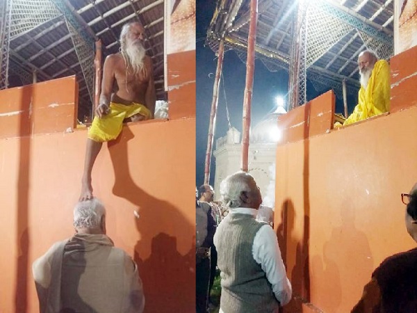 सिर पर पैर रखवाकर भागवत ने लिया आशीर्वाद