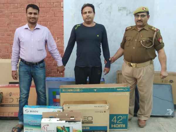 पुलिस ने एक अभियुक्त को पकड़ा