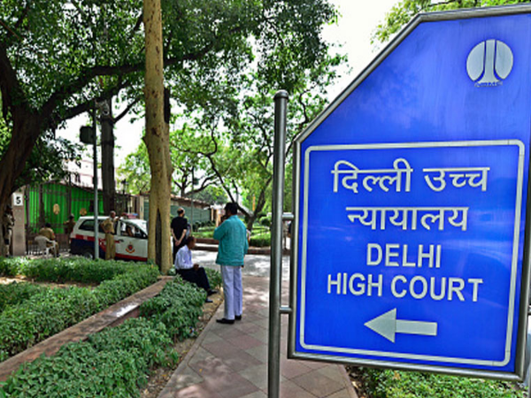 कोर्ट के सामने सफाई देने लगे दोनों वकील