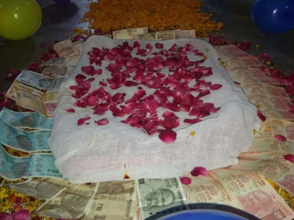 चल रही हैं सार्वजनिक भोज की तैयारियां 
