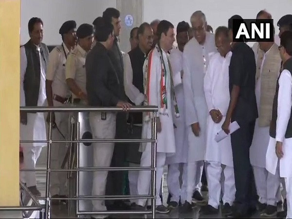 'अंबानी ने पूरी जिंदगी में हवाई जहाज नहीं बनाया'