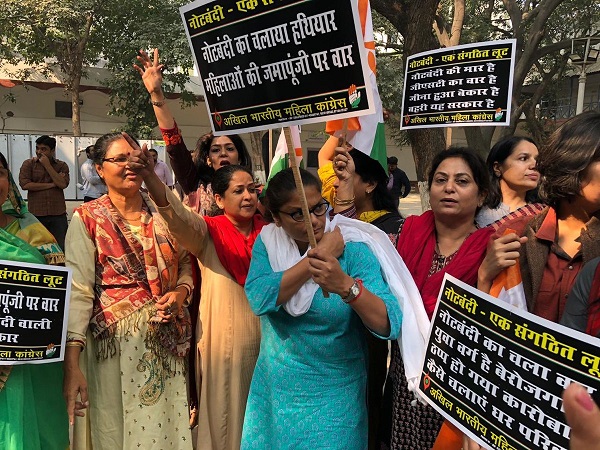 नोटबंदी पर सरकार के खिलाफ हल्ला बोल