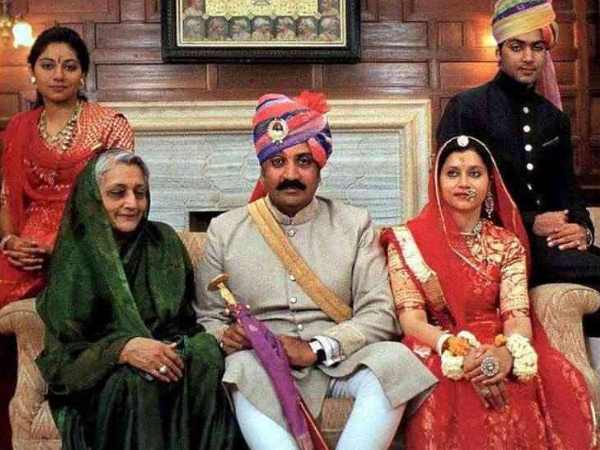 परिवार की राजनीति में सक्रियता