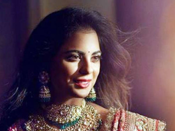 ईशा अंबानी ने पहना ये खास लहंगा ईशा अंबानी ने पहना ये खास लहंगा