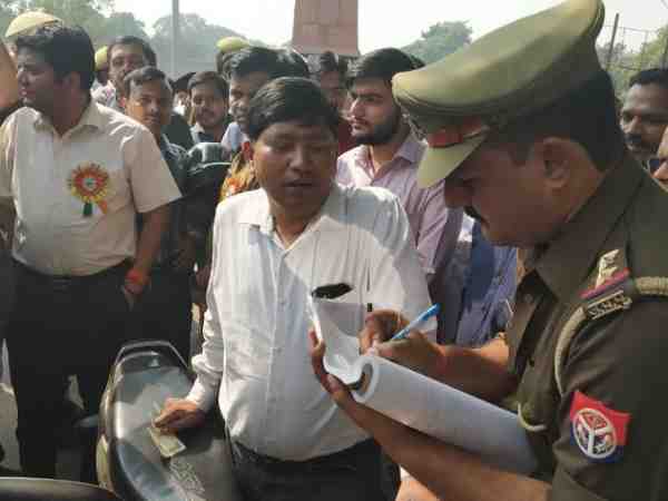  unnao police giving red roses and helmet for the people who broke traffic rules 
