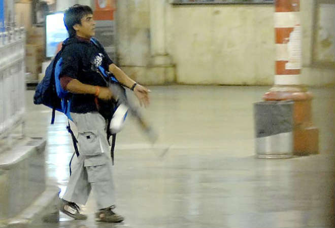 अचानक प्‍लेटफॉर्म पर हुआ ब्‍लास्‍ट 