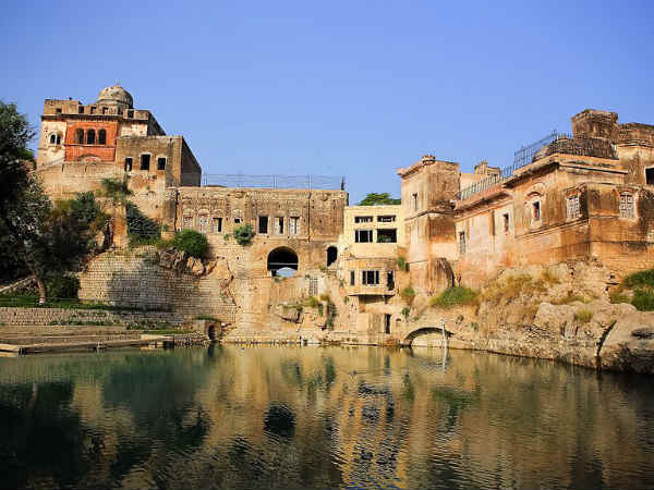 यहां पर गिरे थे शिव के आंसू 