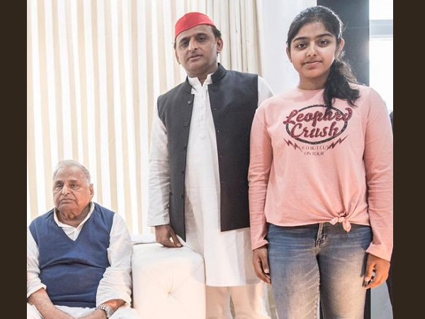 पिता के साथ दिखे अखिलेश