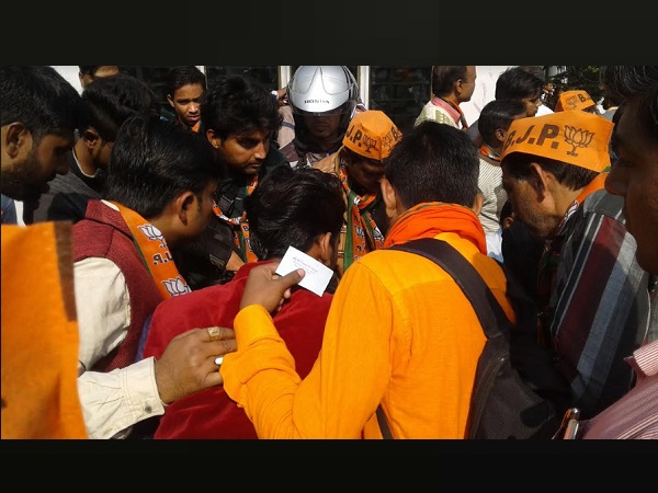 पर्चिंया दिखा रहे लोग