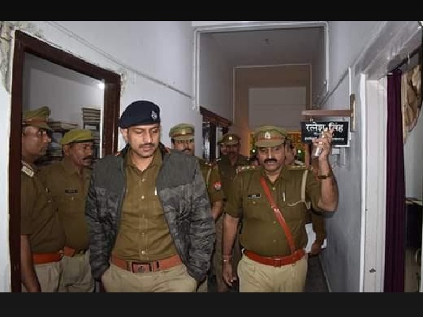 इलाहाबाद यूनिवर्सिटी में कोहराम, फिर मिले बम-बारूद