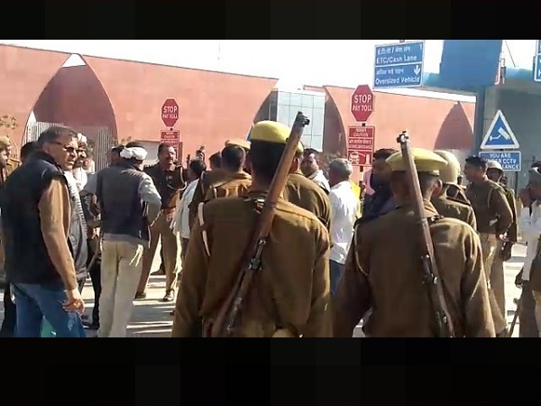 आगरा, लखनऊ एक्सप्रेस वे, बिहार, दिल्ली, आगरा-लखनऊ एक्सप्रेसवे, तेज स्पीड, पुलिस, चीख-पुकार, Bus accident, Agra-lucknow expressway, उत्तर प्रदेश, लखनऊ, accident in uttar pradesh, road accident, road accident news today, Agra, lucknow, expressway, uttar pradesh आगरा, लखनऊ एक्सप्रेस वे, बिहार, दिल्ली, आगरा-लखनऊ एक्सप्रेसवे, तेज स्पीड, पुलिस, चीख-पुकार, Bus accident, Agra-lucknow expressway, उत्तर प्रदेश, लखनऊ, accident in uttar pradesh, road accident, road accident news today, Agra, lucknow, expressway, uttar pradesh