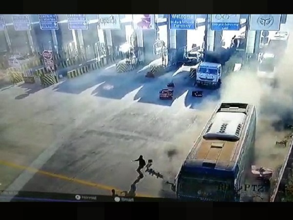 आगरा, लखनऊ एक्सप्रेस वे, बिहार, दिल्ली, आगरा-लखनऊ एक्सप्रेसवे, तेज स्पीड, पुलिस, चीख-पुकार, Bus accident, Agra-lucknow expressway, उत्तर प्रदेश, लखनऊ, accident in uttar pradesh, road accident, road accident news today, Agra, lucknow, expressway, uttar pradesh आगरा, लखनऊ एक्सप्रेस वे, बिहार, दिल्ली, आगरा-लखनऊ एक्सप्रेसवे, तेज स्पीड, पुलिस, चीख-पुकार, Bus accident, Agra-lucknow expressway, उत्तर प्रदेश, लखनऊ, accident in uttar pradesh, road accident, road accident news today, Agra, lucknow, expressway, uttar pradesh