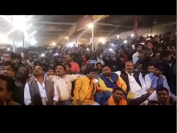 भोजपुरी गायक, बवाल, योगी सरकार, विधायक, मंत्री, बाराबंकी, रमता राम चतुर्भुजी, रामपुर महोत्सव, खेसारी लाल यादव, पत्थरबाजी, बाराबंकी में रमता राम चतुर्भुजी, कैबिनेट मिनिस्टर रीता बहुगुणा जोशी, भाजपा सांसद प्रियंका सिंह रावत, भाजपा विधायक बैजनाथ रावत, मशहूर सुपरस्टार और सिंगर खेसारी लाल यादव, लाठीचार्ज, programme, crime, barabanki, uttar pradesh, uttar pradesh police