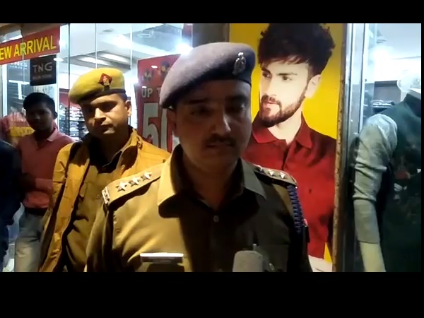 young man, shot himself, shopping mall, girlfriend, fun with friends, shocking news, crime, गर्लफ्रेंड, uttar pradesh police, mathura, uttar pradesh