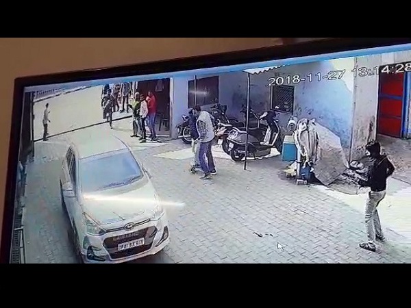 Viral VIDEO, मालिक की कार, supervisor killed by car, aligarh, अलीगढ़, उत्तर प्रदेश, आगरा, सीसीटीवी, कार ने कुचला मजदूर, crime, live accident, live accident car, live accident caught on camera, live accident cctv