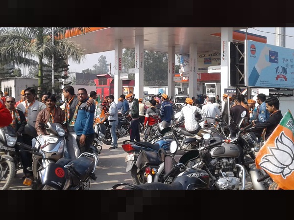 पेट्रोल पंप पर कुछ यूं भीड़ लगी